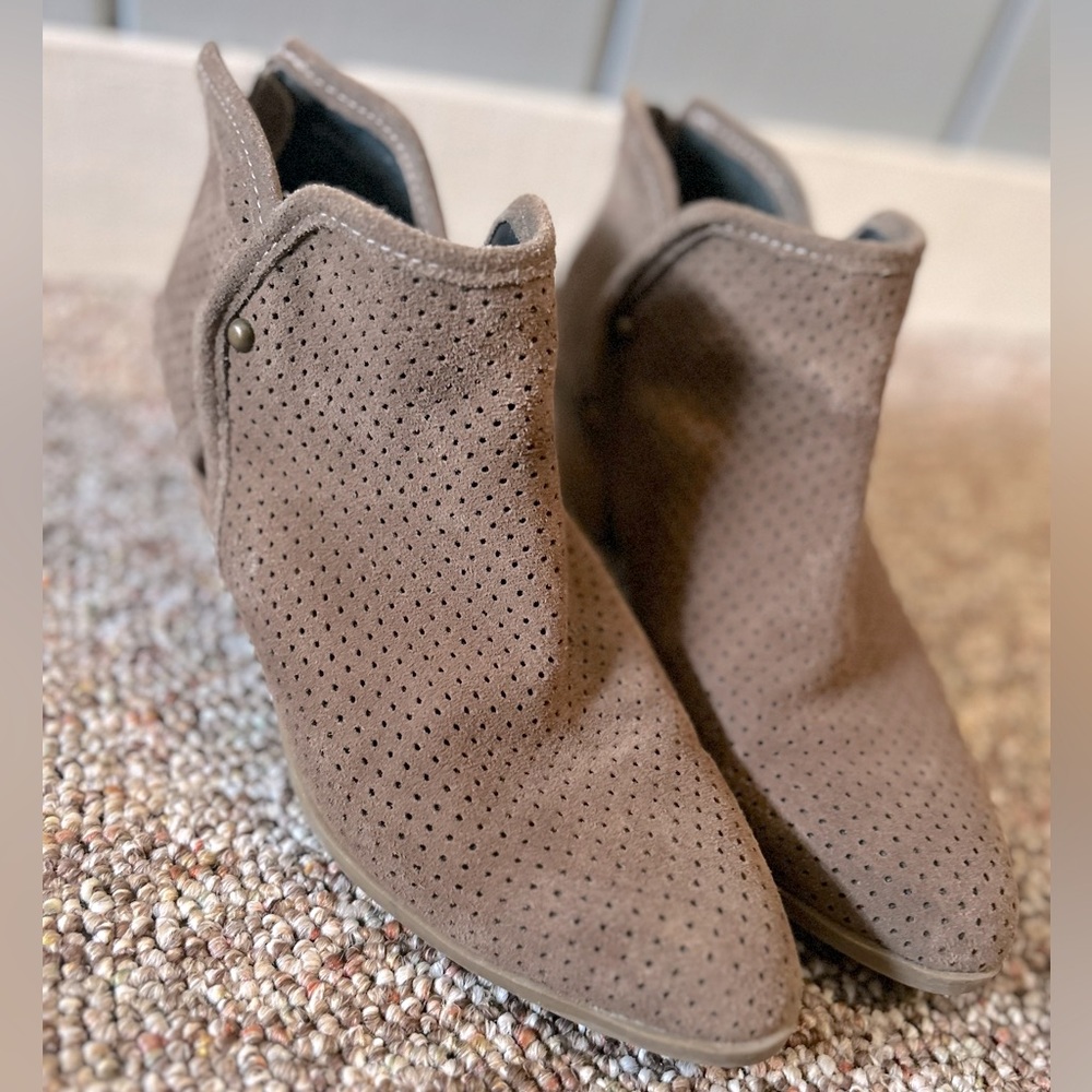 Adam Tucker Me Too Women's Tate Ankle Boot Size 8.5 Tan Suede Perforated Boho